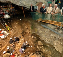 Su Majestad observa los yacimientos de Atapuerca en compañía de la ministra de Ciencia e Innovación y los co-directores de los yacimientos Juan Luis A