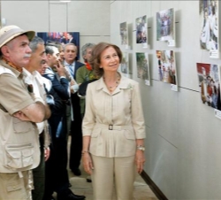 Doña Sofía contempla una exposición fotográfica sobre los yacimientos de Atapuerca en la sede de la Fundación