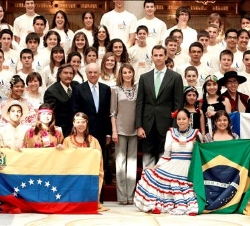 Don Felipe y Doña Letizia, con los jóvenes expedicionarios