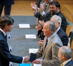 Su Majestad el Rey hace entrega de la Cruz de San Raimon de Peñafort al número uno de la 59º promoción de la Carrera Judicial, LuisÁngel Gollonet
