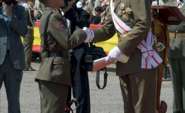 Don Felipe entrega el despacho al número uno de la XXXIV Promoción, el sargento Francisco Iván García Fernández