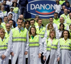 Fotografía de grupo con los trabajadores de Danone
