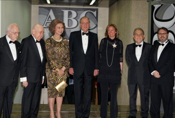 Sus Majestades los Reyes acompañados por la editora del diario ABC, Catalina Luca de Tena, el presidente del jurado, Antonio Mingote y los galardonado