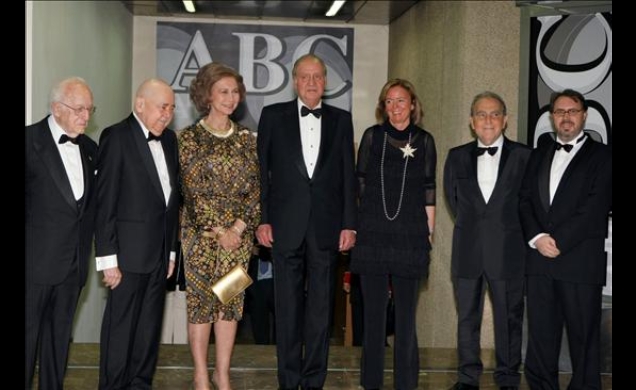 Sus Majestades los Reyes acompañados por la editora del diario ABC, Catalina Luca de Tena, el presidente del jurado, Antonio Mingote y los galardonado