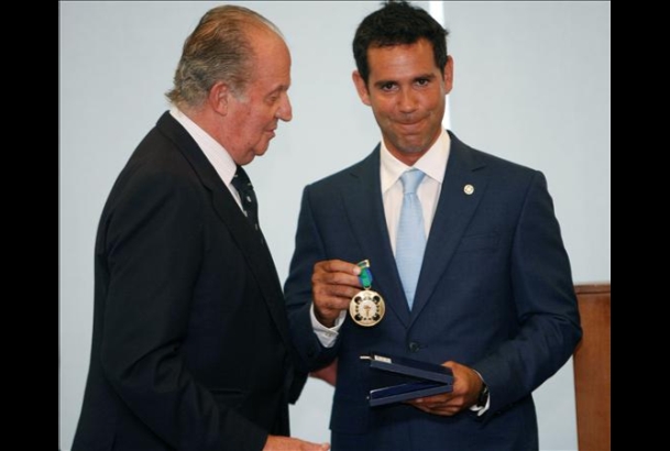 Don Juan Carlos hace entrega de la Orden al Mérito Deportivo al regatista Fernando Echávarri