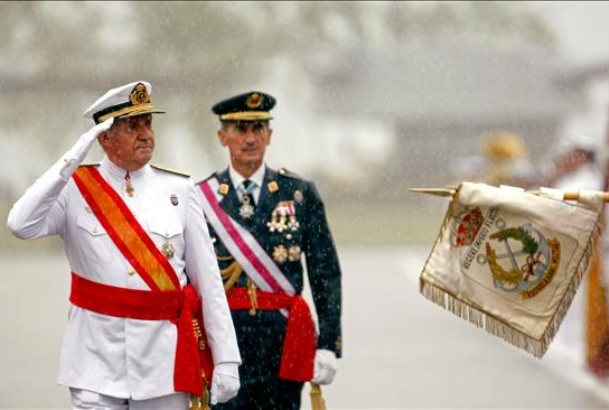Su Majestad el Rey pasa revista durante la entrega de Reales Despachos