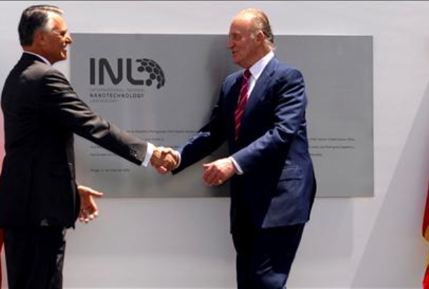Su Majestad el Rey y el Presidente Cavaco Silva, tras descubrir una placa conmemorativa de la inauguración