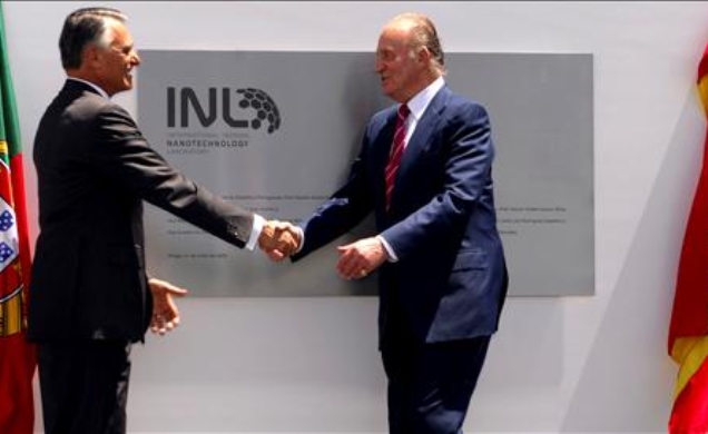 Su Majestad el Rey y el Presidente Cavaco Silva, tras descubrir una placa conmemorativa de la inauguración