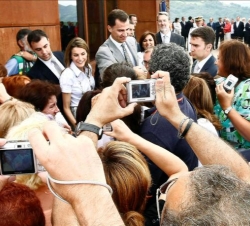 Los Príncipes saludan a los numerosos ciudadanos que acudieron a recibirles