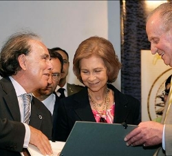 Los Reyes atienden a las explicaciones del director del Instituto Astrofísico de Canarias, Francisco Sánchez, durante la inauguración de la exposición