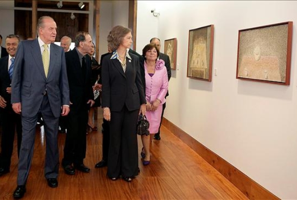 Los Reyes, durante su recorrido por la exposición, acompañados por el pintor Cristino de Vera
