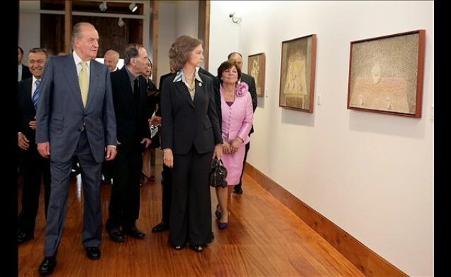 Los Reyes, durante su recorrido por la exposición, acompañados por el pintor Cristino de Vera