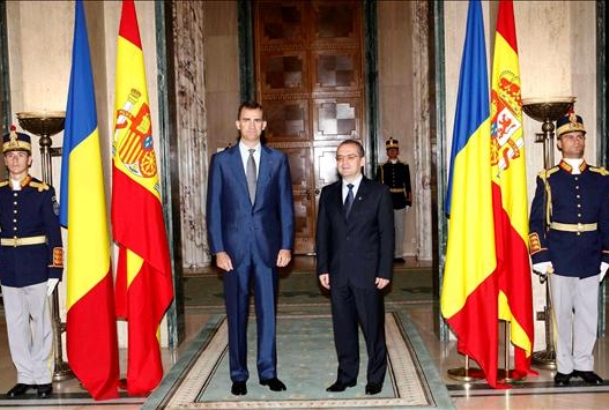Don Felipe y el primer ministro de Rumanía, Emil Boc