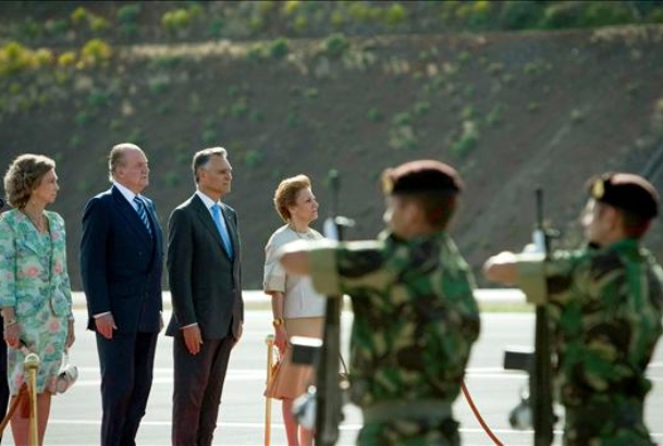 Los Reyes y el Presidente de la República Portuguesa y su esposa, durante el recibimiento oficial