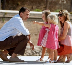 Don Felipe y Doña Letizia atienden a los comentarios de las Infantas