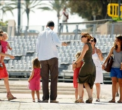 Los Príncipes saludan a los turistas que se congregaron a su llegada