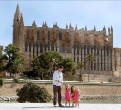 Los Príncipes y las Infantas frente a la Catedral de Palma