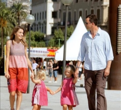 Don Felipe y Doña Letizia finalizan su paseo por los puestos de artesanía