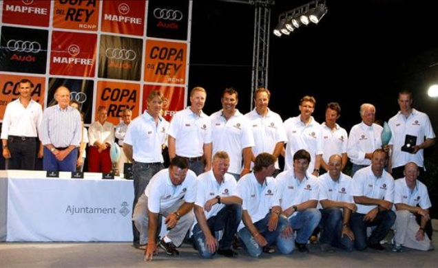 Don Juan Carlos y Don Felipe, con la tripulación del Alfa Romeo, vencedor en la clase IRC