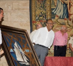 El Rey contempla el cuadro del Hispania con que fue obsequiado