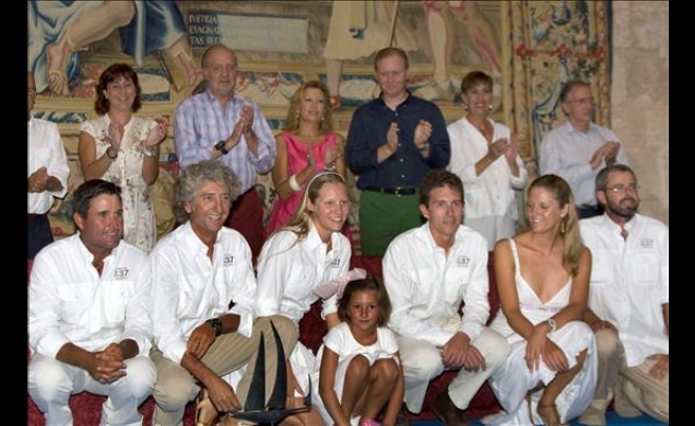 Fotografía de grupo con los tripulantes del Sonata