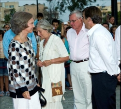 Doña Sofía es saludada por las autoridades de Baleares a su llegada al Palma Aquarium