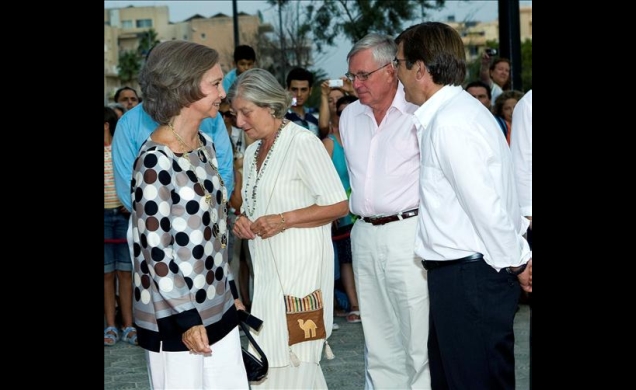 Doña Sofía es saludada por las autoridades de Baleares a su llegada al Palma Aquarium