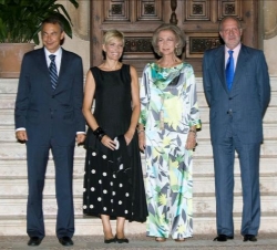 Sus Majestades los Reyes junto al presidente del Gobierno y su esposa