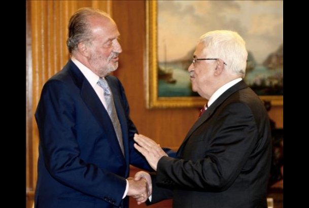 Saludo entre Don Juan Carlos y el Presidente de la Autoridad Nacional Palestina, Mahmoud Abbas