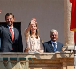 Los Príncipes de Asturias saludaron desde el balcón del Ayuntamiento a los vecinos de Villarrobledo