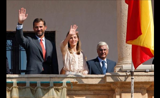 Los Príncipes de Asturias saludaron desde el balcón del Ayuntamiento a los vecinos de Villarrobledo