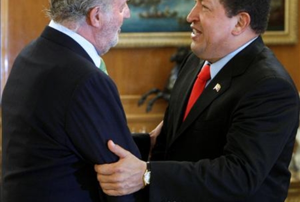 Saludo entre Don Juan Carlos y el Presidente Chávez