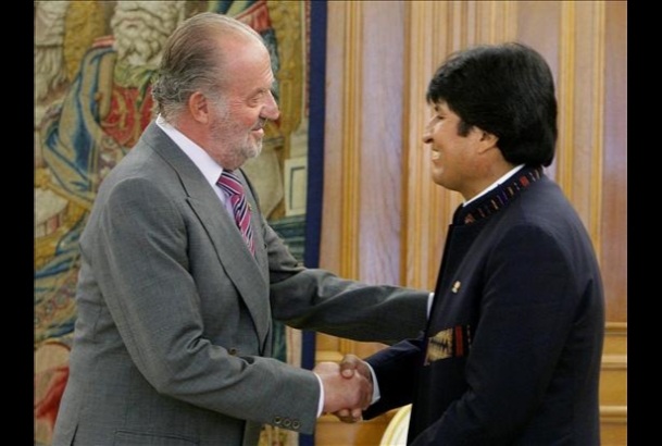 Saludo entre Don Juan Carlos y el Presidente Morales en el encuentro celebrado en el Palacio de La Zarzuela