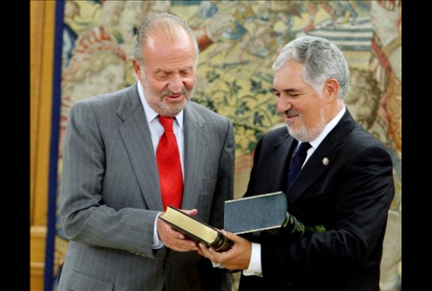 Su Majestad el Rey recibe de manos del fiscal general del Estado la Memoria del Ministerio Fiscal correspondiente al año 2008