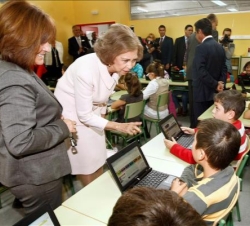 Doña Sofía conversa con un alumno del Colegio Alto Ebro