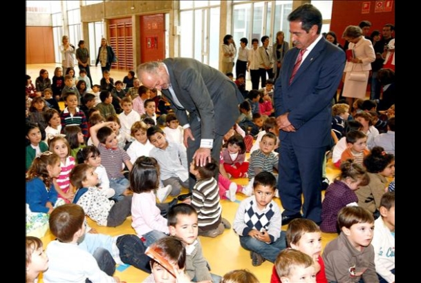Su Majestad el Rey con los alumnos del Colegio Alto Ebro de Reinosa