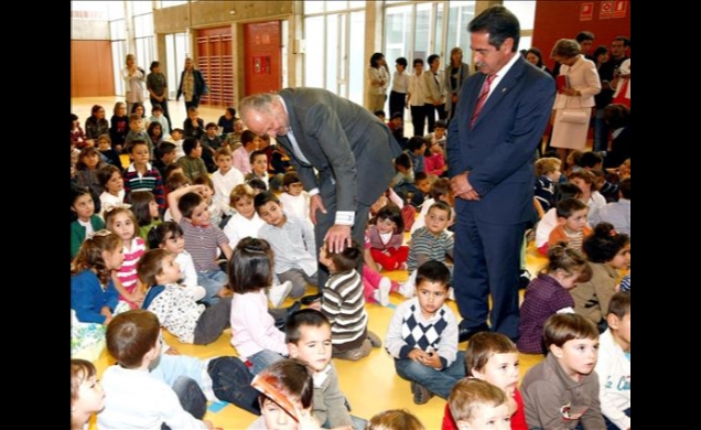 Su Majestad el Rey con los alumnos del Colegio Alto Ebro de Reinosa