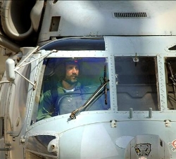 Don Felipe pilotó el helicóptero desde donde comprobó el estado en el que se encuentra la flotilla de aeronaves y las mejoras introducidas en los heli
