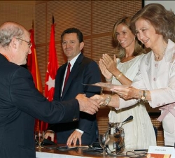 Doña Sofía entrega un diploma a uno de los galardonados