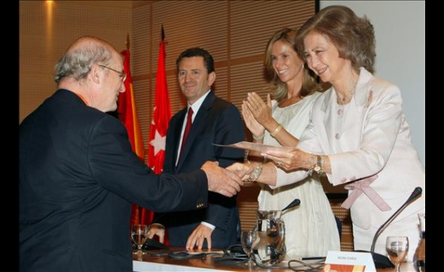 Doña Sofía entrega un diploma a uno de los galardonados