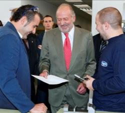 Don Juan Carlos coversa con los profesores y alumnos del centro