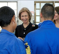 Doña Sofía saluda a los alumnos del centro