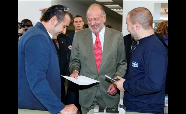 Don Juan Carlos coversa con los profesores y alumnos del centro