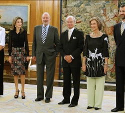 Los Reyes, los Príncipes y la Infanta Doña Elena con el Rey Carlos Gustavo de Suecia, momentos antes de la cena