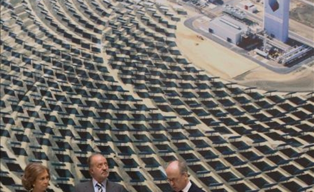Sus Majestades los Reyes de escuchan la intervención del presidente de Abengoa, Felipe Benjumea, sobre la Torre Solar PS-20
