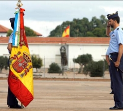 El Príncipe de Asturias saluda a la Bandera