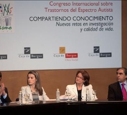 La Princesa, en la mesa presidencial, junto al presidente de la Junta de Castilla y León, el secretario general de Sanidad y la presidenta de la Asoci