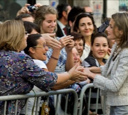 Doña Letizia recibe el afecto de los numerosos burgaleses que se encontraban a las puertas de la Casa del Cordón