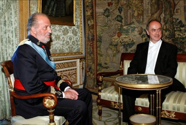 Don Juan Carlos conversa con el nuevo embajador de Letonia, Rolands Lappuke