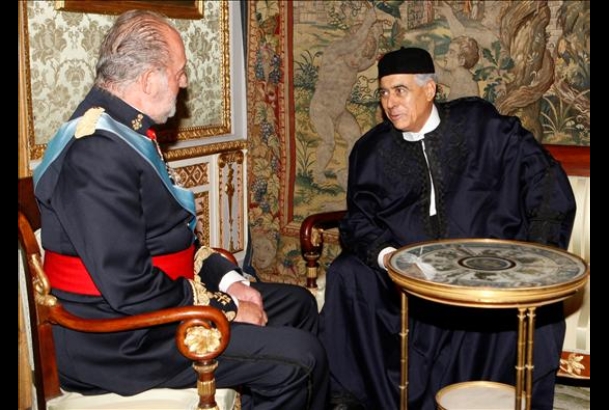 Don Juan Carlos conversa con el nuevo embajador de Libia, Ajeli Abdussalam Ali Breni